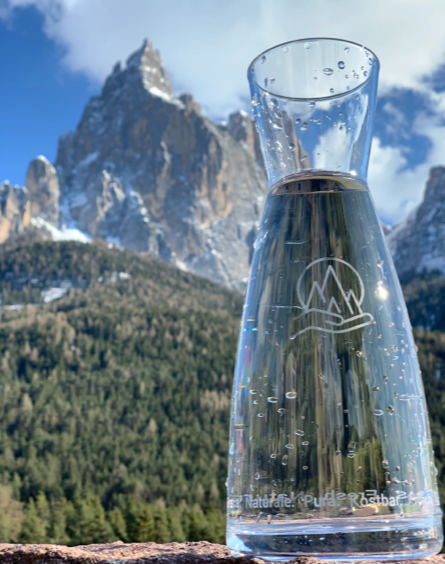 Acqua pura dalle fonti delle dolomiti